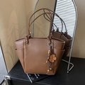 Bolso tote marrón oscuro mate con colgante de flores y correa para hombro con nudo - Con Colgante / Marrón