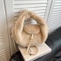 Elegante borsa beige in ecopelliccia con consistenza soffice e tracolla in pelle - Kaki