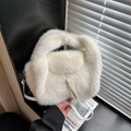 Elegante borsa in finta pelliccia bianca con tracolla in pelle rimovibile e versatile - Bianco