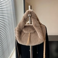 Plüsch-Handtasche für den Winter in Khaki mit modischem geknotetem Leder-Detail am Deckel - Braun