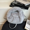 Handtasche aus grauem Kunstpelz mit Kordelzug-Detail und schmalem Schultergurt - Grau