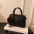 Sac seau en cuir tressé noir avec détails dorés et pompon décoratif rouge foncé - Noir
