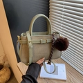 Sac bandoulière tissé vert clair avec garniture en cuir et pendentif pompon doux - Vert