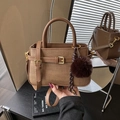 Sac à main vintage marron avec grand pompon marron et détails métalliques dorés chic - Marron