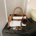 Mini sac seau bicolore blanc gaufré avec brides en cuir marron et pendentif en peluche - Blanc Cassé