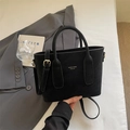 Sac fourre-tout élégant en daim noir avec lettrage doré, poignées et bandoulière - Sans pendentif / Noir