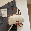 Weiße Teddy-Zylindertasche mit braunen Ledergriffen und verstellbarem Schultergurt-Design - Weiß Ohne Anhänger