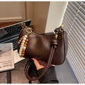 Bolso bandolera de cuero sintético marrón oscuro con cuentas de madera y correa anudada - Café