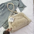 Borsa a secchiello in finta pelliccia beige con ciondolo mostro e tracolla in pelle - Kaki