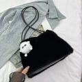 Elegante borsa a secchiello in ecopelliccia nera con spalline in pelle e ciondolo mostro - Nero