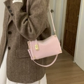 Sac Boston rétro rose clair en cuir PU mat avec ferrures dorées et bandoulière - Rose