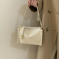 Sac sous le bras blanc crème rétro avec rivets dorés et texture en cuir fin pour femme - Jaune Oie