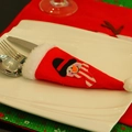 Porta cubiertos navideño de gorro de muñeco de nieve en un plato blanco para decoración - Estilo muñeco de nieve