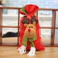 Rote Weihnachts-Geschenktüte mit Rentier-Plüschfigur und gestreiftem Schal-Motiv - Rentier Design