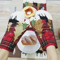 Klassische rot-grüne Weihnachtshandschuhe mit kariertem Muster und Elch-Stickerei - Mikrowellen-Linkshandschuh
