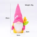 Poupée gnome à fleurs roses avec accents jaunes et barbe blanche pour la Saint-Valentin - Fuchsia Floral