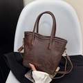 Borsa a secchiello vintage in pelle marrone con texture stropicciata e dettagli dorati - Marrone