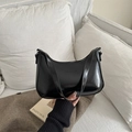 Bolso hobo creciente en charol negro chic con acabado brillante pulido y correas dobles - Negro