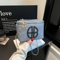 Sac à bandoulière carré bleu pailleté avec logo noir et chaîne dorée élégante - Bleu