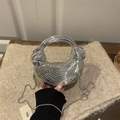 Silberne metallische Halbmond Handtasche mit Falten Griff und feiner Metallkette - Silber