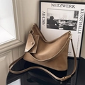Braune Hobo-Tasche aus Wildleder mit verstellbarem Riemen und kleinem Beutel auf Spiegel - Mit kleiner Tasche / Braun