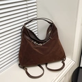Grande zaino hobo in pelle scamosciata marrone scuro con dettagli dorati - Marrone