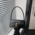 Bolso de hombro minimalista en cuero sintético negro brillante con cierre dorado fino - Negro