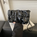 Bolso nube plisado negro de moda para mujer con textura de cuero suave y correa ajustable - Negro