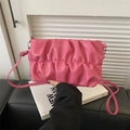 Borsa a tracolla a pieghe rosa vivace alla moda con cinturino regolabile in ecopelle opaca - rosa acceso
