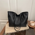 Bolso tote grande negro minimalista en cuero brillante con correas largas de hombro - Negro