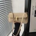 Minimalistische beige Schultertasche aus glattem Kunstleder mit goldener Metallschnalle - Khaki