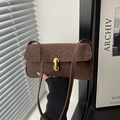 Minimalistische dunkelbraune Wildleder-Schultertasche mit goldener Metallschnalle - Braun
