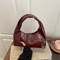 Borsa tote minimalista in pelle bordeaux lucida con manico integrato e stile retrò - Rosso