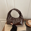 Elegante borsa tote marrone scuro in pelle verniciata lucida con forma a mezza luna - Marrone