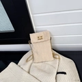 Schicke cremefarbene gesteppte Mini-Umhängetasche mit goldener Kette und Metal-Drehverschluss - Beige