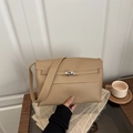 Elegante bolso bandolera beige de cuero mate con cierre de giro plateado y correa - Caqui