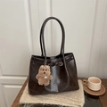 Sac cabas en similicuir marron foncé avec de longues anses et un petit ours en peluche - Avec Pendentif / Marron