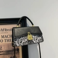Borsa chic con stampa leopardata, patta nera e dettaglio lucchetto dorato - Nero