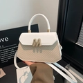 Schicke Handtasche aus Stroh und weißem Leder mit goldener M-Schnalle und Schultergurt - Weiß