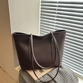 Grande borsa tote in pelle marrone con trama a grana e tracolle lunghe per il lavoro - Marrone