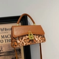 Elegante borsa a tracolla con stampa leopardata e pelle marrone con chiusura dorata - Marrone