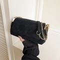 Elegante borsa tote in pelle scamosciata nera con catena d'oro e cuciture a croce - Nero
