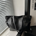 Borsa tote nera in pelle martellata con dettagli di borchie a stella in metallo - Nero