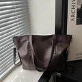 Borsa tote retrò marrone scuro con borchie a stella e tracolla regolabile donna - Marrone