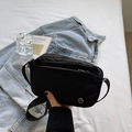 Schwarze Damen-Umhängetasche aus Nylon mit Mehrfachtaschen-Design und Metall-Logo - Schwarz