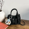 Sac seau noir élégant avec surpiqûres blanches contrastées et pendentif chien en peluche - Avec Pendentif / Noir