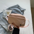 Minimalistische rosa Umhängetasche aus Nylon mit breitem Gurt und Doppel-Reißverschluss - Rosa