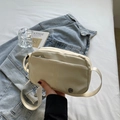 Beige Nylon Umhängetasche mit Reißverschlusstasche und Riemen in lässigem Ambiente - Cremeweiß