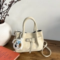 Sac seau beige chic, texture cuir, boucle décorative et charmant petit chien en peluche blanc - Avec Pendentif / Blanc
