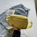Gelbe Nylon Umhängetasche mit verstellbarem Gurt und praktischer Reißverschlusstasche - Zitronengelb